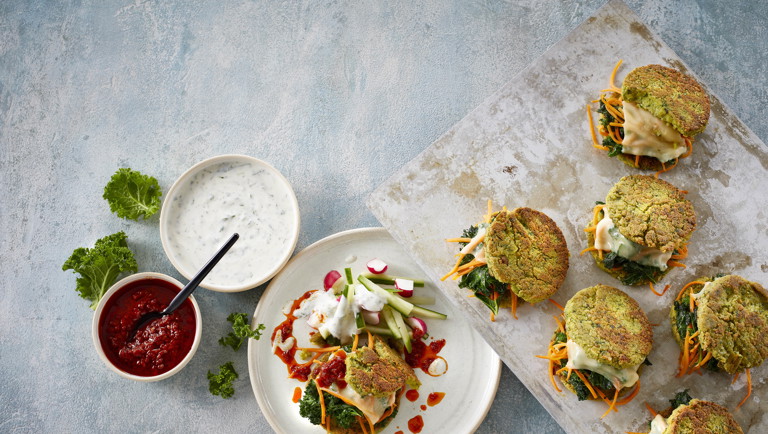 Falafel-pandekager med grønkål og smagen af forår