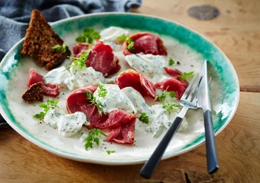 Røget lammekød med jordskokkesalat
