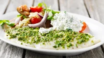 Gremolatafisk med tomatsallad och basilikaröra