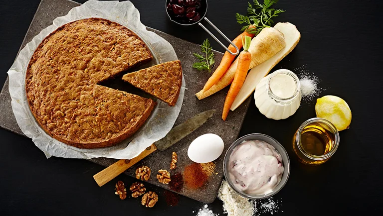 كعكة البهارات الغنية بالجزر وكريمة الكرز الحامضة
