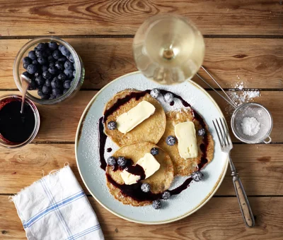 Amerikanske pandekager med blåbærsirup og Creamy White