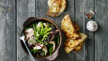 Kyllingesalat og hvidløgsbrød med ost