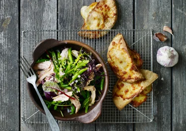 Kyllingesalat og hvidløgsbrød med ost