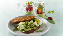Grøn sandwich med gnavegrønt