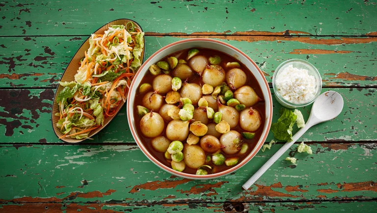 Stegte hele løg i rød karry med lynkimchi
