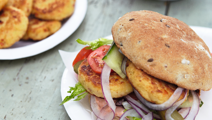 Burger med kartoffelfrikadeller