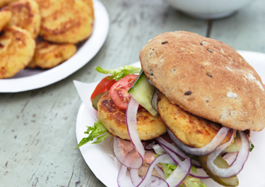 Burger med kartoffelfrikadeller