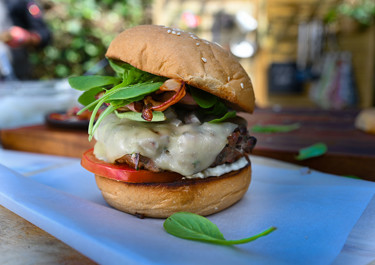 Burger μοσχαρίσιο με blue cheese sauce