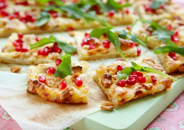 Pizza med ost och nötter