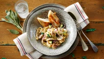 Pasta i ostesauce med salviekrydret grønt