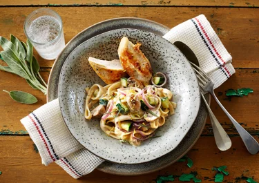 Pasta i ostesauce med salviekrydret grønt