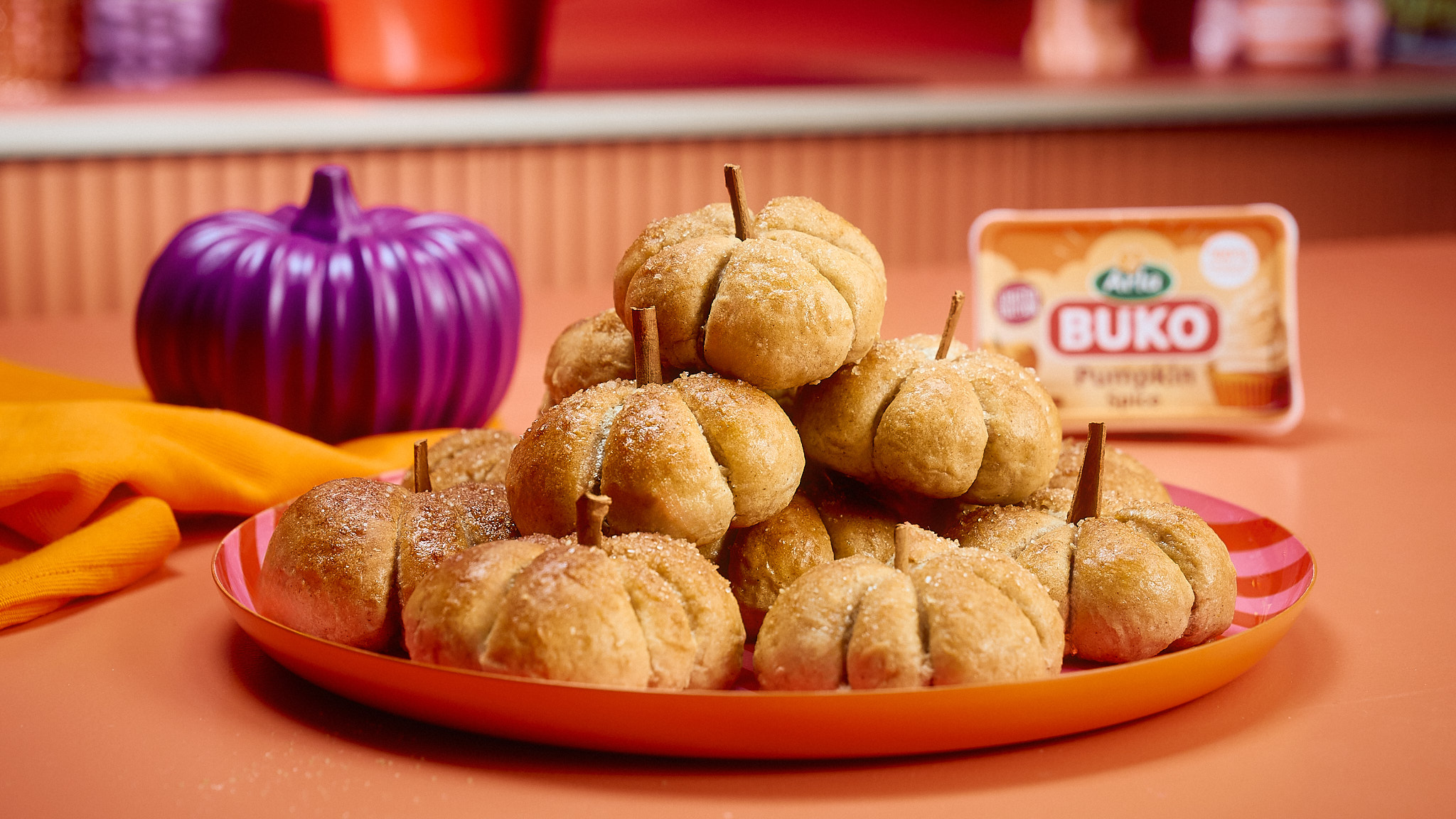 Kürbisbrötchen mit Frischkäsefüllung und Pumpkin Spice