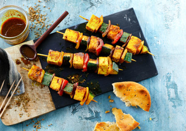 Grillatut paneer-kasvisvartaat