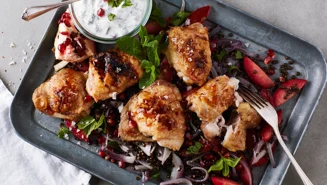 Kyckling med belugalinser och granatäppelkärnor