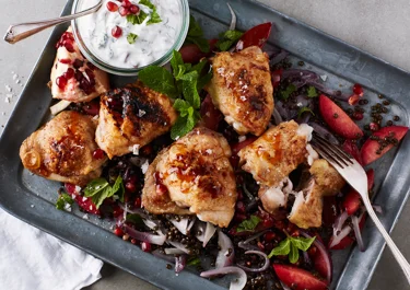 Kyckling med belugalinser och granatäppelkärnor