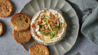Camembert i ugn med vitt vin, rosmarin och vitlök