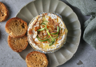 Camembert i ugn med vitt vin, rosmarin och vitlök