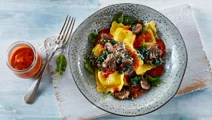 Ravioli med tomatsauce, spinat og svampe