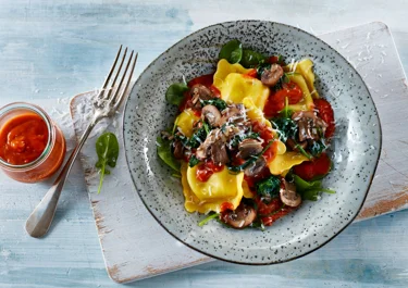 Ravioli med tomatsauce, spinat og svampe