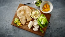 Lun kyllingesalat med pitabrød og karrydressing