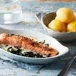 Lax i ugn med spenat och citronsås