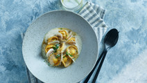 Tortellini fylld med jordärtskocka, svamp och färskost med smörad kycklingbuljong