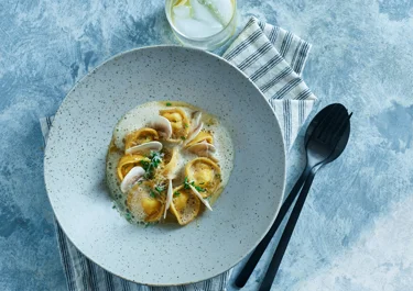 Tortellini fylld med jordärtskocka, svamp och färskost med smörad kycklingbuljong