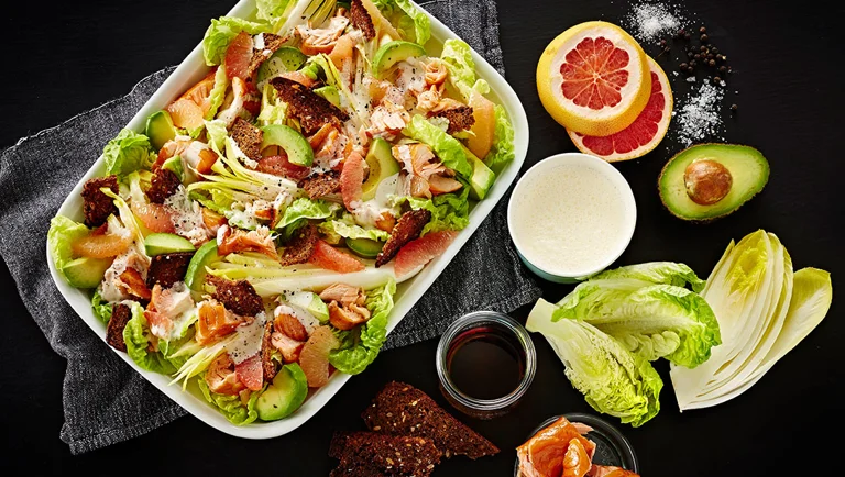 Julesalat med varmrøget ørred, avocado, pink grape og mormorfløde