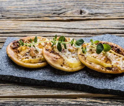 Vegatarpizza med rød pesto