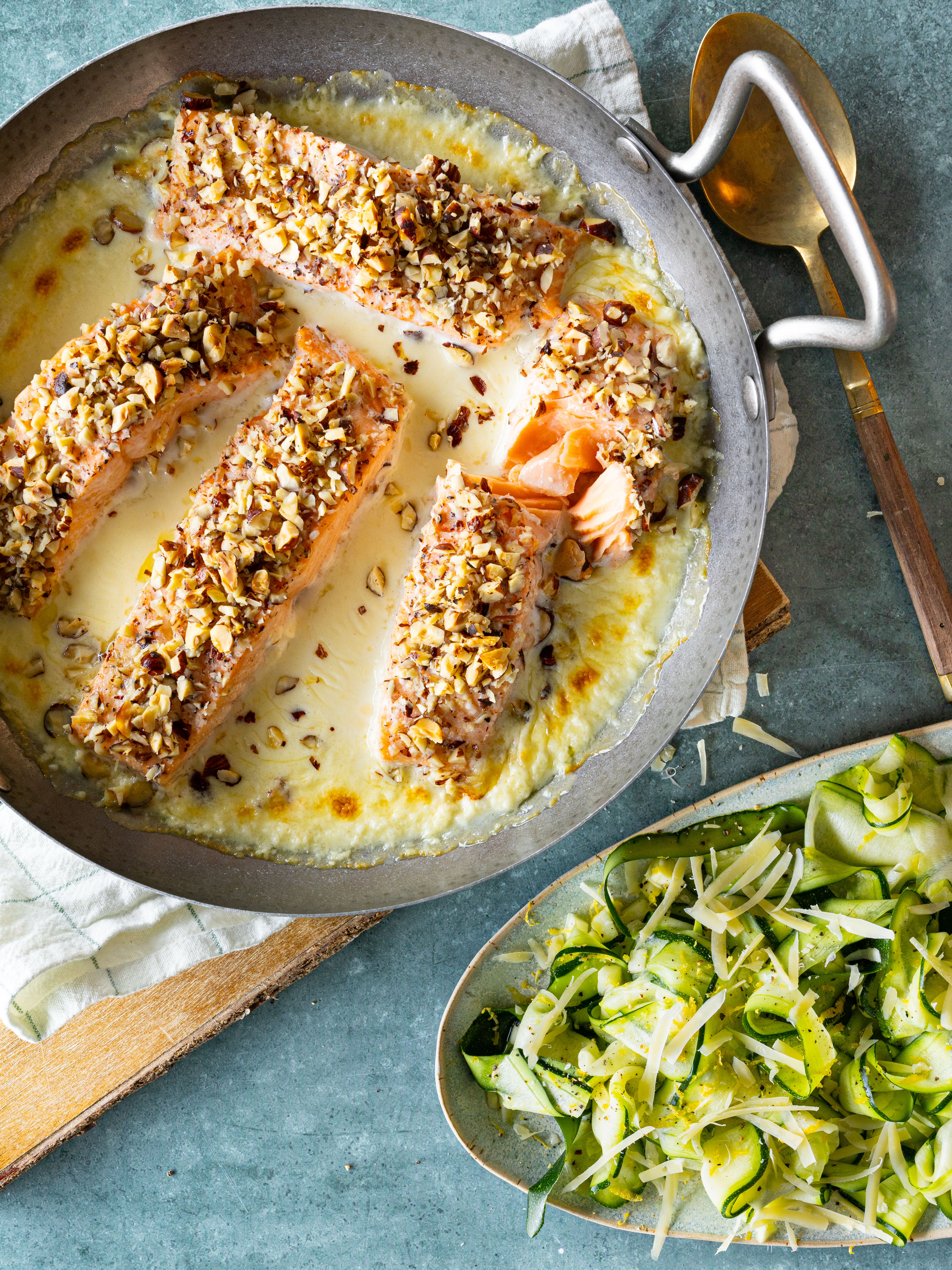 Nøddepaneret laks med squashtagliatelle 