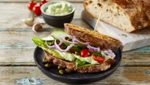 Sandwich med guacamole og grøntsager