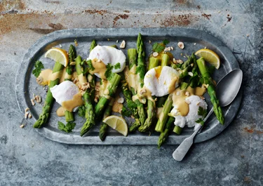 Sparris med pocherat ägg och hollandaise noisette