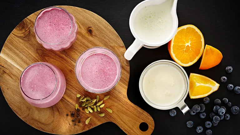 Appelsin-kærnemælk-smoothie med blåbær