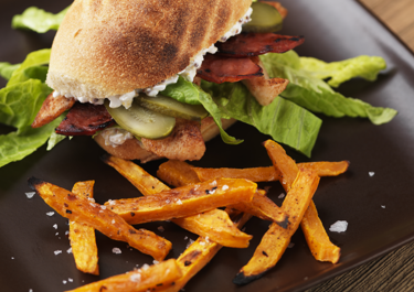 Kyllingesandwich og grillede hokkaidostave
