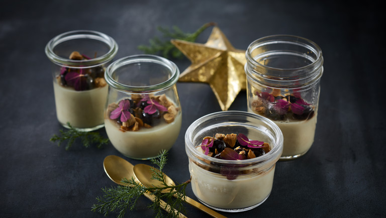 Vegansk panna cotta med amarenakirsebær