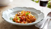 Fettuccine med kalvfrikadeller i tomatsås