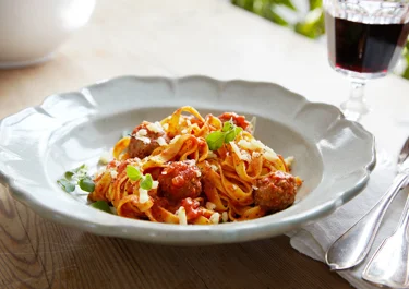 Fettuccine med kalvfrikadeller i tomatsås
