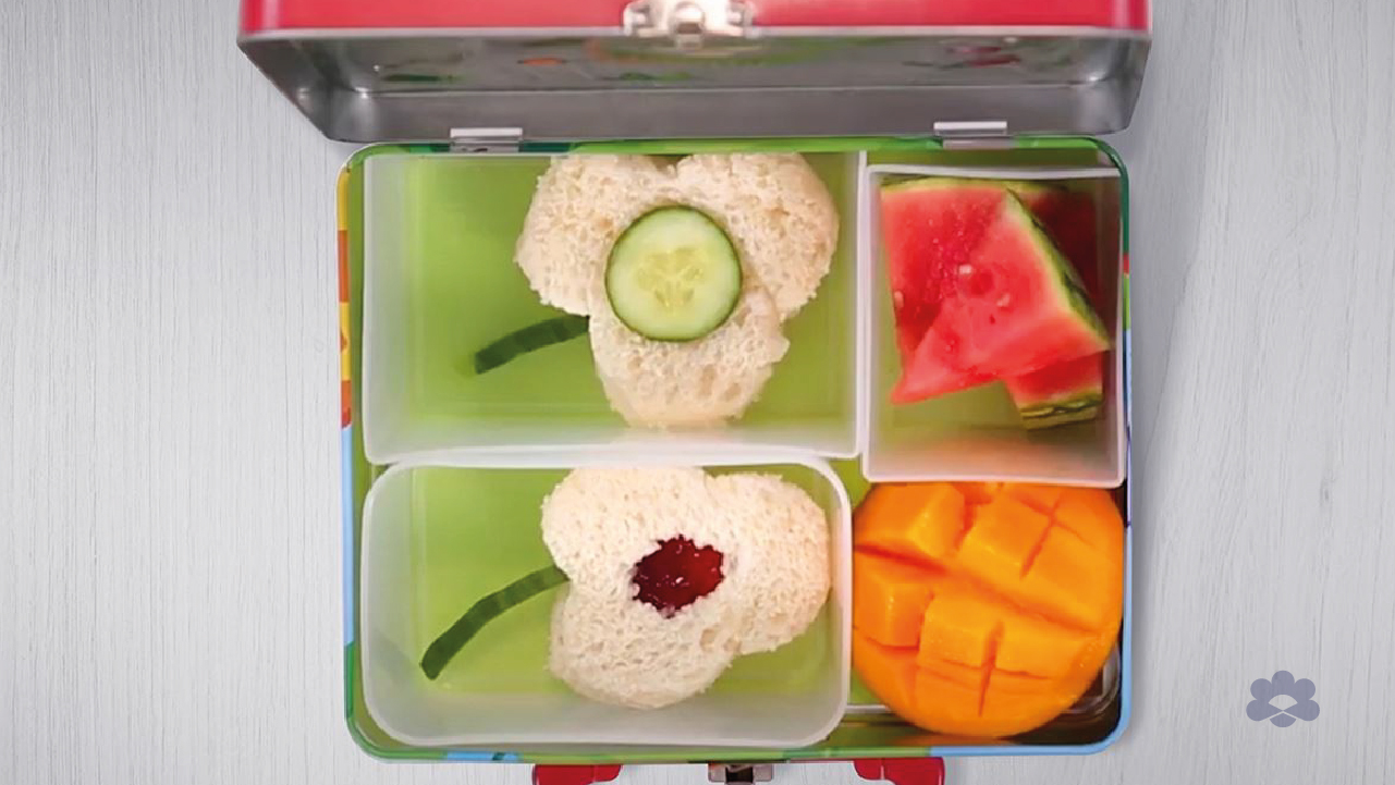 لانش بوكس على شكل وردة بجبنة مثلثات بوك