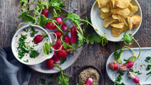 Rädisor och chips med soja- och ingefärsdipp