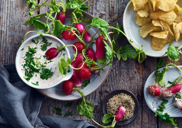 Rädisor och chips med soja- och ingefärsdipp