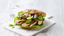 Sandwich med chilispread og lynsyltede grøntsager