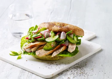 Sandwich med chilispread og lynsyltede grøntsager