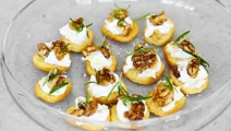 Crostini med päron och honungsrostade valnötter
