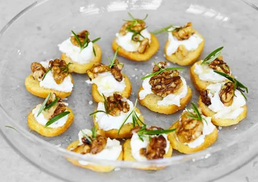 Crostini med päron och honungsrostade valnötter