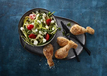 Stegte kyllingelår med pastasalat
