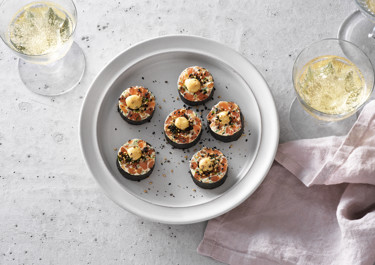 Laxtartar i noriblad