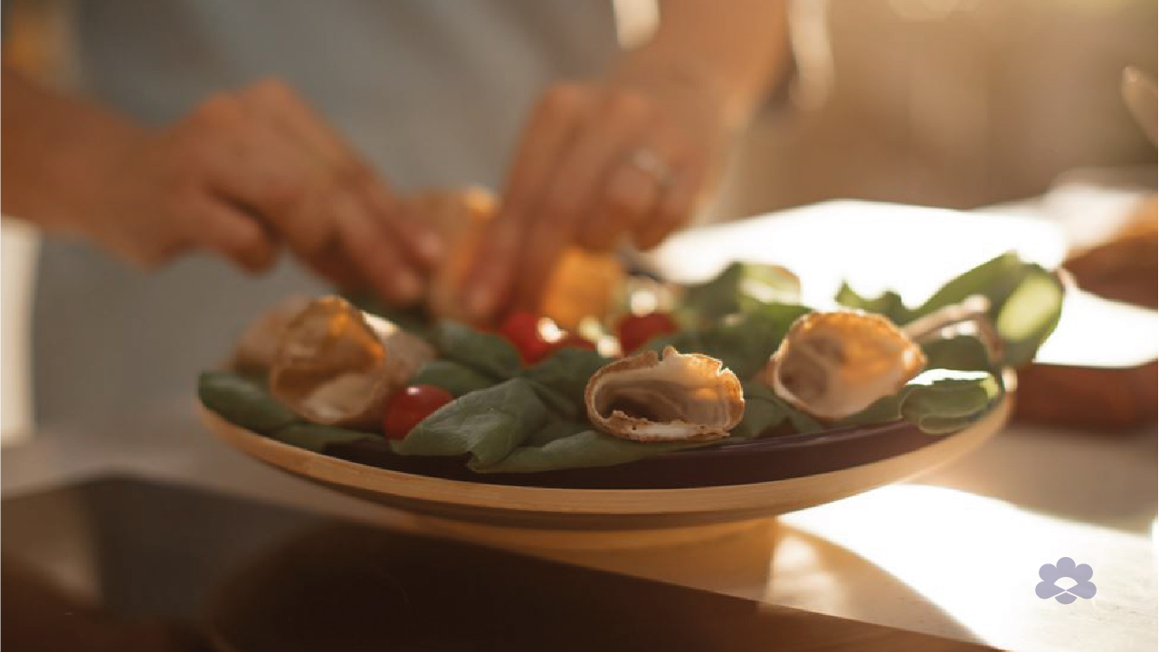 لفائف البيض المخفوق والجبن الكريمي