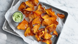 Bataattisipsit ja avokadodippi