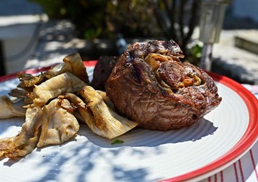 Μοσχαρίσια ρολάκια γεμιστά στο BBQ