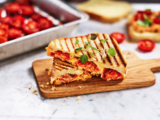 Levain med mozzarella, kremost med nduja, tomat og oregano